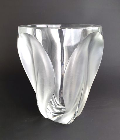 null LALIQUE France.

Vase modèle "Ingrid" en cristal partiellement satiné à décor...