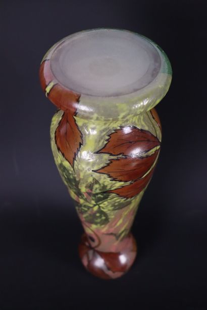 null LEGRAS.

Vase en verre à décor de feuilles de marronnier.

H_26.5 cm D_10 c...