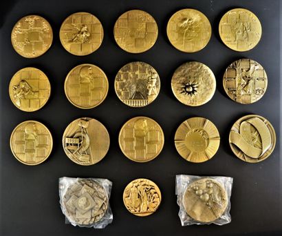 null Ensemble de 18 médailles en bronze de la Monnaie de Paris figurant le calendrier...