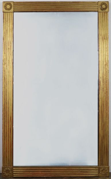 null Miroir rectangulaire en bois doré, le cadre à décor de cannelures et les angles...