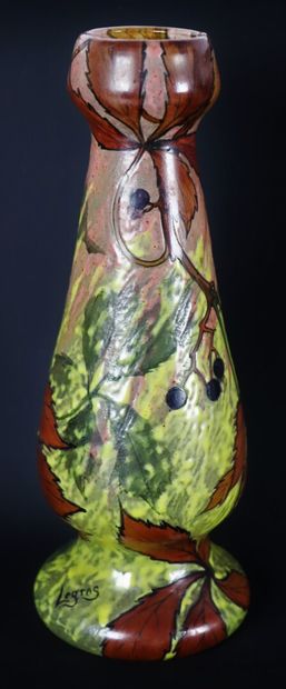null LEGRAS.

Vase en verre à décor de feuilles de marronnier.

H_26.5 cm D_10 c...