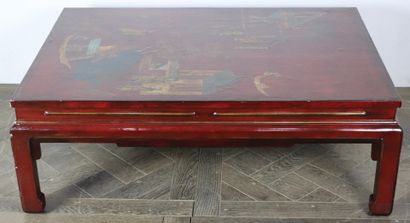 null CHINE, vers 1900.

Grande table basse rectangulaire en bois et laque or sur...