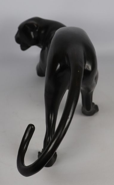 null Panthère.

Importante sculpture en bronze à patine brun sombre.

H_25 cm L_66...