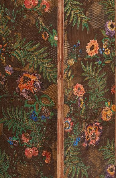 null Paravent en cuir gaufré et peint, à décor floral.

Style de Cordoue.

Vers 1880.

H_180...
