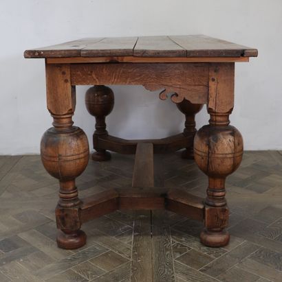null Table en chêne mouluré et sculpté, reposant sur quatre pieds sphériques formant...