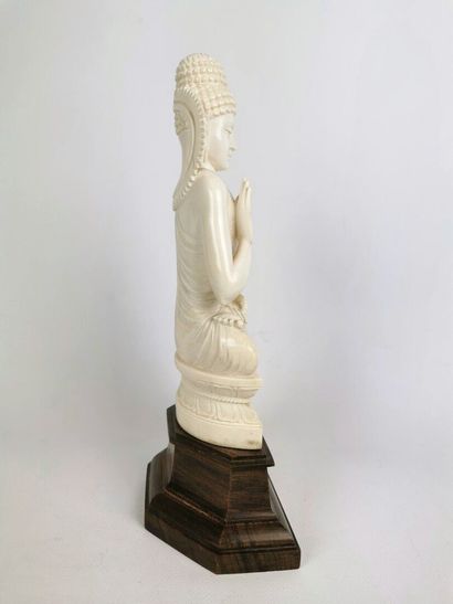 null JAPON ou ASIE DU SUD-EST.

Bouddha assis en padmasana en ivoire sculpté, esquissant...