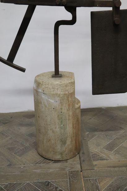 null Travail contemporain (L. BENOIT)

Sculpture 2000.

Acier et pierre.

H_151 cm...