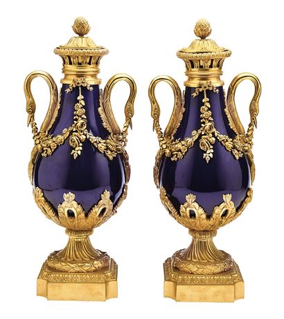 null Paire de vases couverts en porcelaine émaillée bleu profond et bronze doré,...