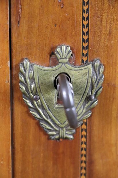 null Bibliothèque ouvrant à deux portes vitrées en merisier, à colonnes engagées.

Marqueterie...