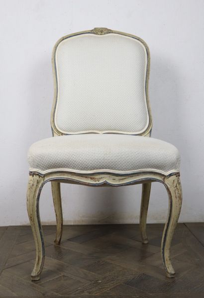 null Suite de douze chaises en bois mouluré et sculpté rechampi crème et filets bleus.

Style...