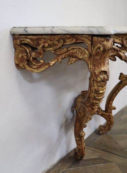 null Console d'applique en bois sculpté redoré, la ceinture ajourée à décor de feuilles...