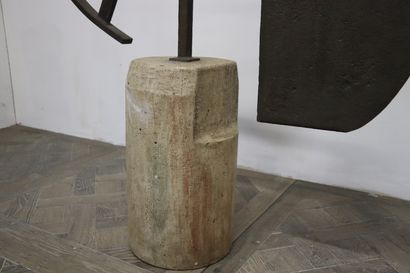 null Travail contemporain (L. BENOIT)

Sculpture 2000.

Acier et pierre.

H_151 cm...