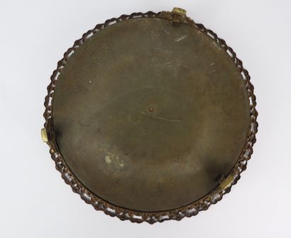 null Surtout de table en bronze et fond de miroir.

Vers 1840.

D_29 cm