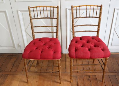 null Deux paires de chaises, l'une en bois laqué noir à décor or, cannée, l'autre...