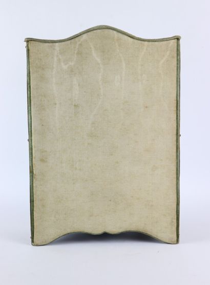 null Vitrine miniature en tissu et métal lithographié.

Vers 1900-1910.

H_26 cm...