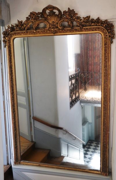 null Important miroir en bois et stuc doré, à fronton en coquille, rinceaux et guirlandes...
