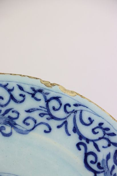 null DELFT.

Paire d'assiettes en faïence à décor en camaïeu bleu d'un oeillet.

XVIIIème...