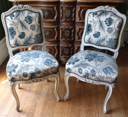 null Paire de chaises en bois mouluré et sculpté, laqué crème.

Epoque Louis XV.

H_91,5...