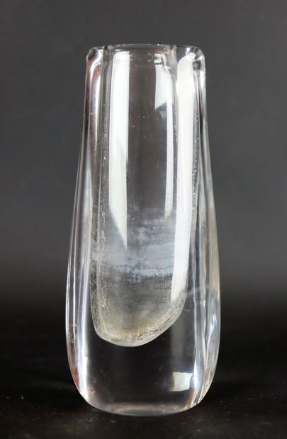 null DAUM France.

Vase en cristal, de forme libre.

H_17,5 cm