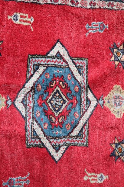 null Tapis nomade en laine, noué main, à fond rouge.

L_220 cm l_152 cm