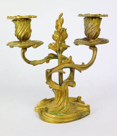 null Paire de candélabres à deux lumières en bronze.

Style Louis XV, XIXème siècle.

Cachet...