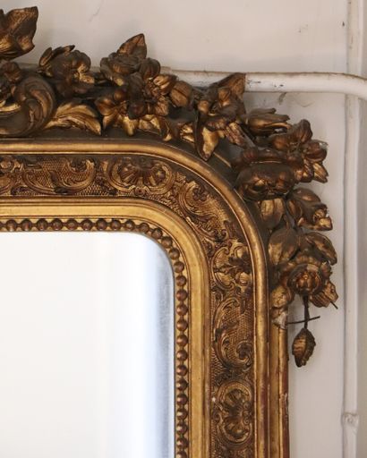 null Important miroir en bois et stuc doré, à fronton en coquille, rinceaux et guirlandes...