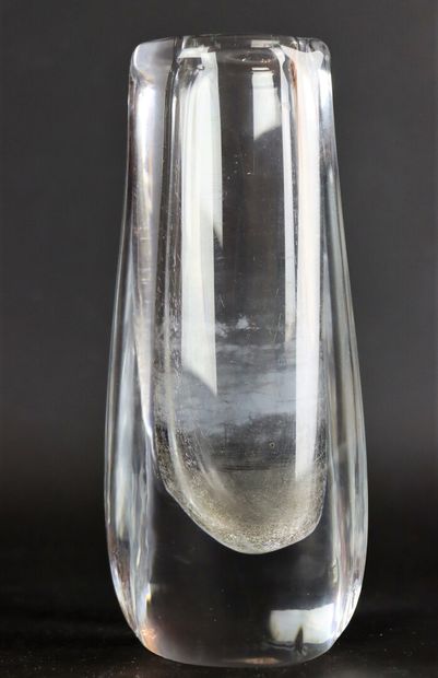 null DAUM France.

Vase en cristal, de forme libre.

H_17,5 cm