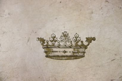 null Plateau à cartes en métal argenté à décor gravé d'une couronne ducale.

L_25...