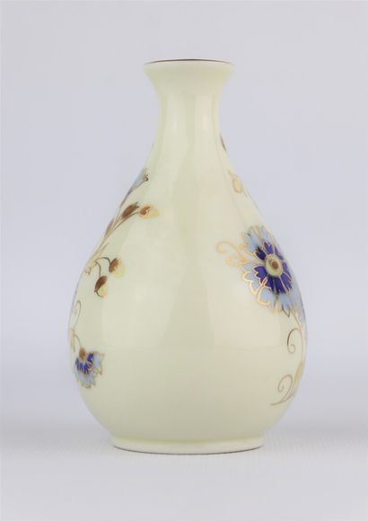 null ZSOLNAY.

Vase en porcelaine à décor de fleurs sur fond beige.

Cachet de la...