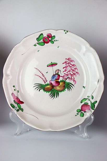 null LUNEVILLE.

Suite de quatre assiettes en faience à décor polychrome aux chinois.

XVIIIème...