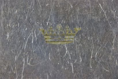 null Plateau à cartes en métal argenté à décor gravé d'une couronne ducale.

L_25...