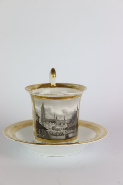 null Ensmble de porcelaines allemandes comprenant :

Tasse et sa sous-tasse en porcelaine...