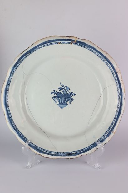 null Ensemble de faïences et porcelaines comprenant : deux plats dits « cul noir...