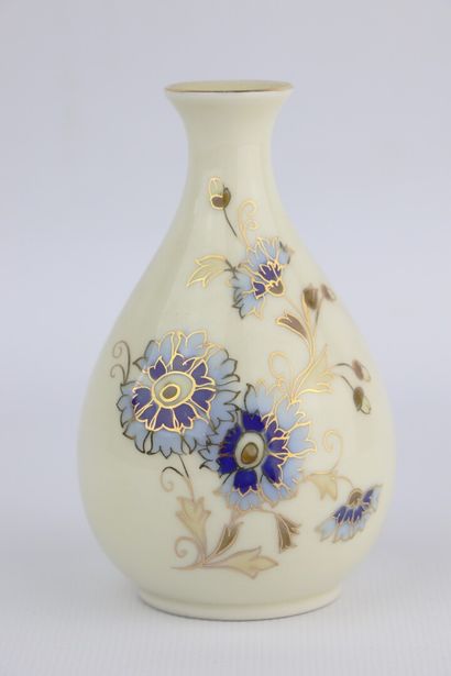 null ZSOLNAY.

Vase en porcelaine à décor de fleurs sur fond beige.

Cachet de la...