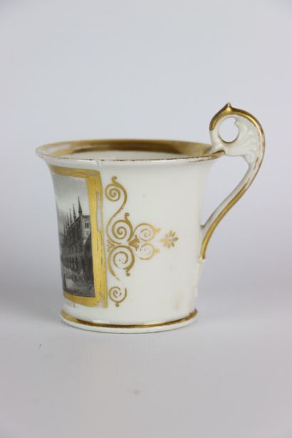 null Ensmble de porcelaines allemandes comprenant :

Tasse et sa sous-tasse en porcelaine...