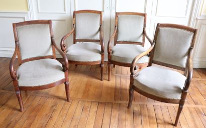 null Suite de quatre fauteuils à crosses en bois teinté façon acajou.

Epoque Restauration.

Garniture...