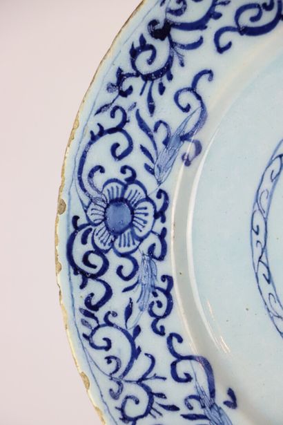 null DELFT.

Paire d'assiettes en faïence à décor en camaïeu bleu d'un oeillet.

XVIIIème...