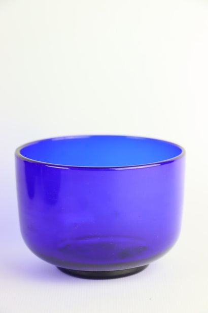 null Suite de douze bols ou rince-doigts en verre bleu profond.

H_8 cm D_11,5 c...