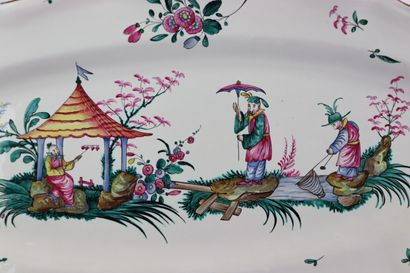 null LUNEVILLE.

Plat ovale en faience à décor polychrome de chinois pêcheur, sous...