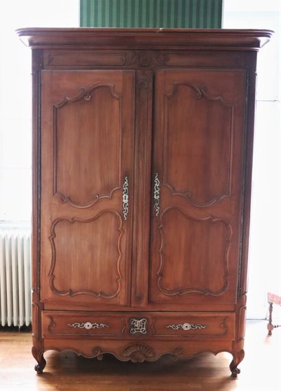 null Armoire à deux portes en bois mouluré et sculpté.

Un tiroir en ceinture.

XVIIIème...