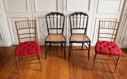 null Deux paires de chaises, l'une en bois laqué noir à décor or, cannée, l'autre...