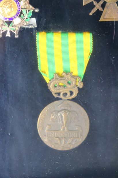 null Cadre contenant une médaille commémorative de la campagne d'Indochine, une médaille...