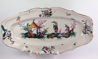 null LUNEVILLE.

Plat ovale en faience à décor polychrome de chinois pêcheur, sous...