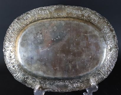 null Plat ovale en argent repoussé et ciselé.

L_31,5 cm.

372,54 grammes, 800°/...