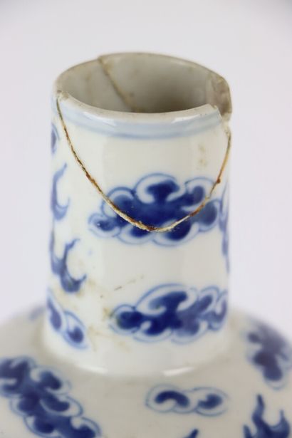 null CHINE.

Vase en porcelaine à décor en camaïeu bleu e dragons poursuivant la...