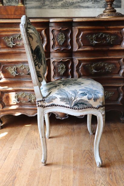 null Paire de chaises en bois mouluré et sculpté, laqué crème.

Epoque Louis XV.

H_91,5...