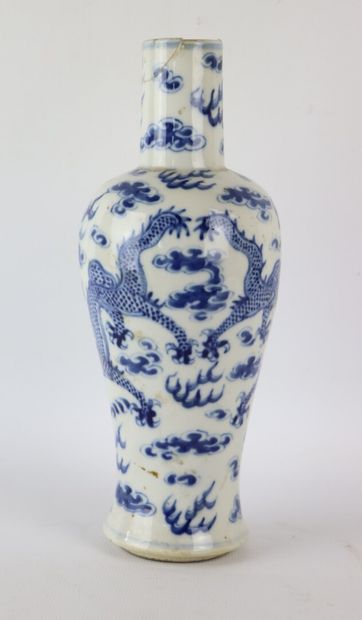 null CHINE.

Vase en porcelaine à décor en camaïeu bleu e dragons poursuivant la...