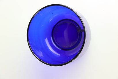 null Suite de douze bols ou rince-doigts en verre bleu profond.

H_8 cm D_11,5 c...