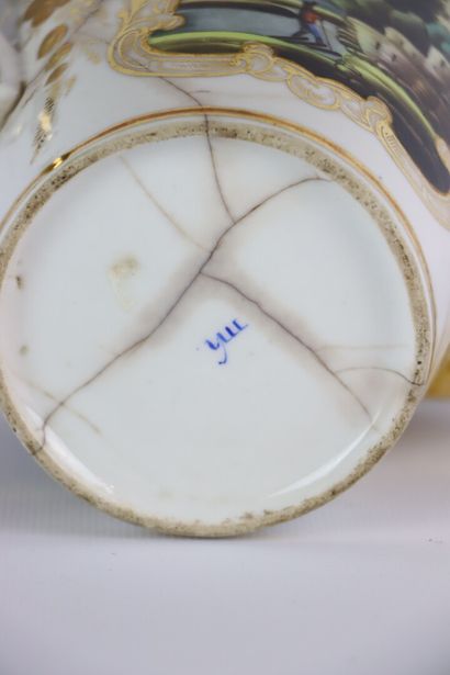 null Ensmble de porcelaines allemandes comprenant :

Tasse et sa sous-tasse en porcelaine...