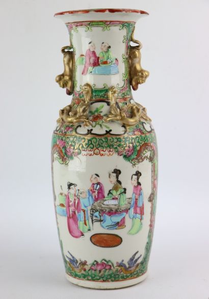 null CHINE, Canton.

Vase en porcelaine à décor polychrome de scènes de cour, oiseaux...